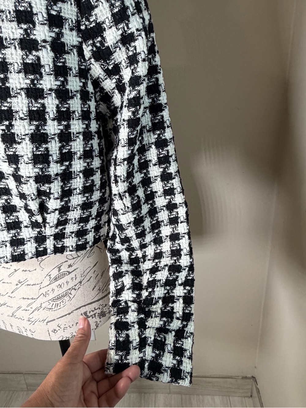 T Tahari Black & White Houndstooth Cropped Jacket - Picture 6 of 11
